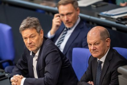In der Ampel hakt es immer wieder. Finanzminister Lindner kritisiert nun das Auftreten der Koalition in der Wirtschaftspolitik - und geht Kanzler Olaf Scholz und Vizekanzler Robert Habeck direkt an. (Archivbild)