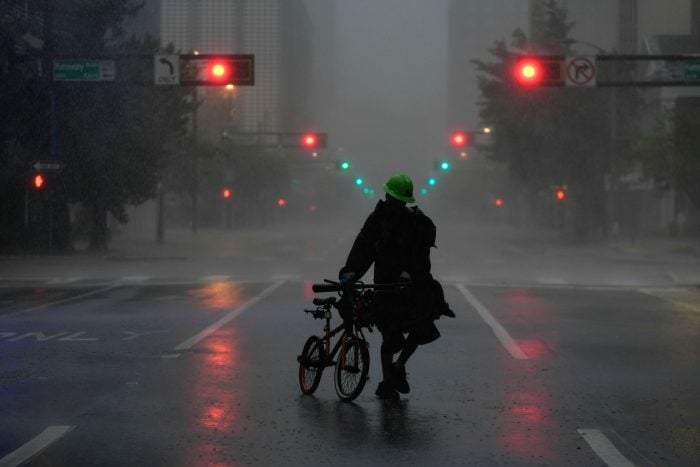 Ron Rook geht bei Wind und Regen über eine verlassene Straße in der Innenstadt von Tampa in Florida, während sich der Hurrikan «Milton» nähert.