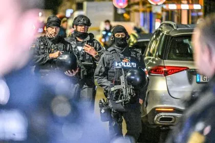Ein Toter und zwei Verletzte nach Schüssen in Göppinger Bar – Täter auf der Flucht