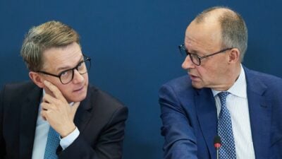 Der CDU-Generalsekretär Carsten Linnemann, (hier im Gespräch mit CDU-Chef Friedrich Merz) hat angekündigt, welche neuen Gesetze der Ampel die Union abschaffen will, falls sie nach der nächsten Bundestagswahl in Regierungsverantwortung sein sollte. (Archivbild)