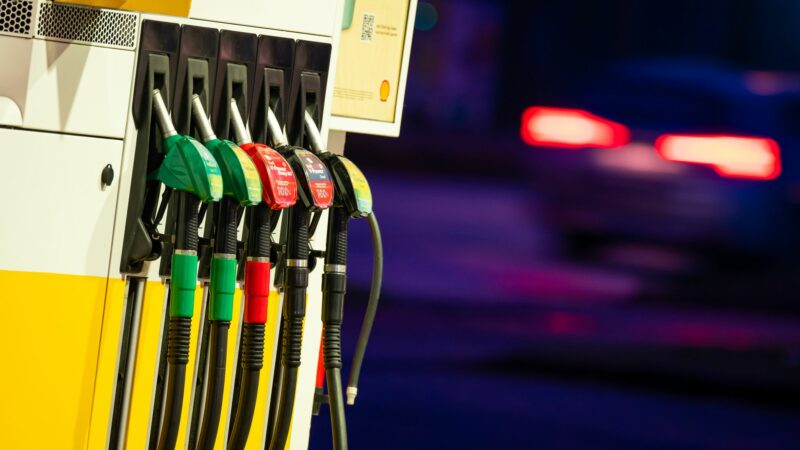 Ein Auto fährt am frühen Morgen an der Zapfsäule einer Tankstelle vorbei.