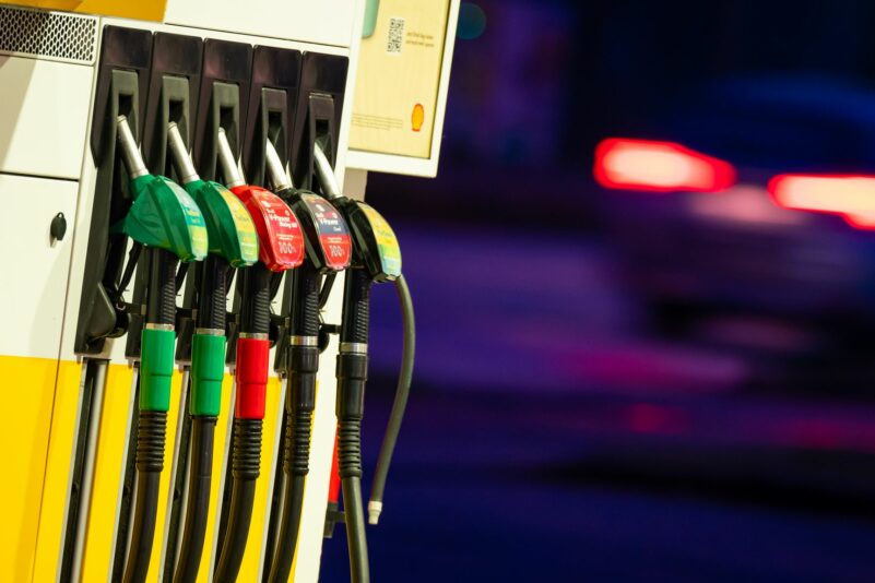 Ein Auto fährt am frühen Morgen an der Zapfsäule einer Tankstelle vorbei.