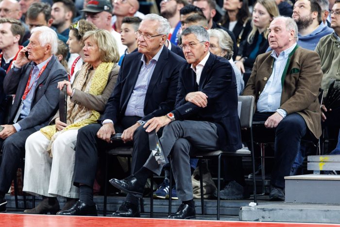 Einfache Stühle statt nobler Sessel für die VIPs: Bayerns Innenminister Joachim Herrmann, Vereinspräsident Herbert Hainer und Ehrenpräsident Uli Hoeneß.