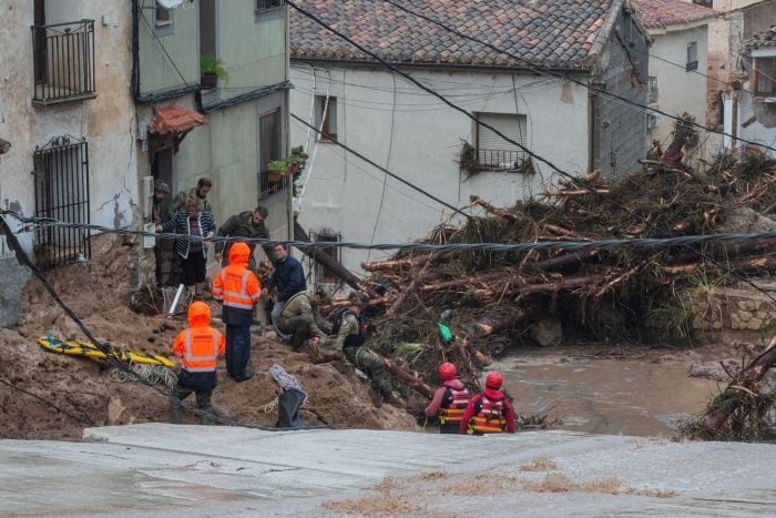 Rettungsdienste sind im Einsatz, nachdem ein Fluss in Albacete in Spanien über die Ufer getreten ist.