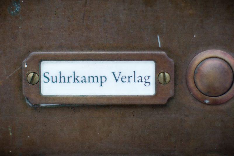 Klingelschild mit Verlagsname