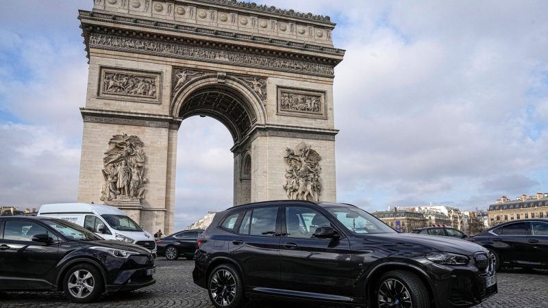 Wer mit einem schweren Auto nach Paris kommt, muss für das Parken tiefer in die Tasche greifen. (Archivbild)