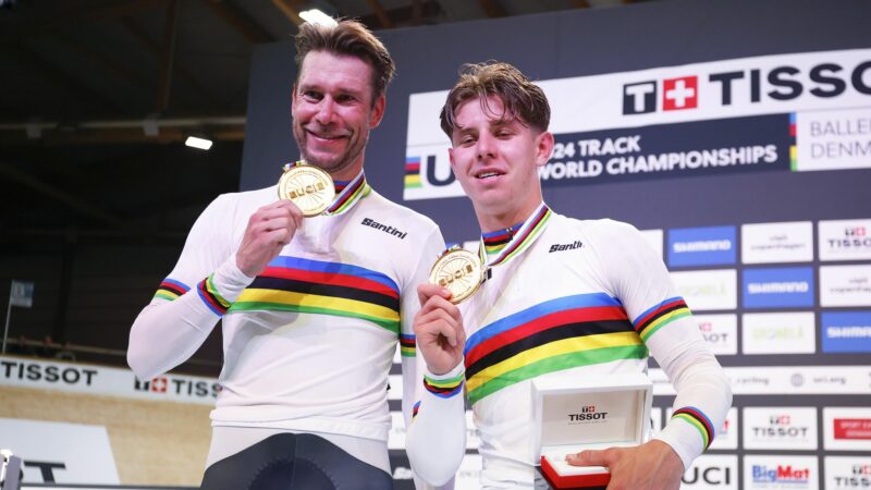 Roger Kluge (l) und Tim Torn Teutenberg feiern Gold bei der Bahnrad-WM.