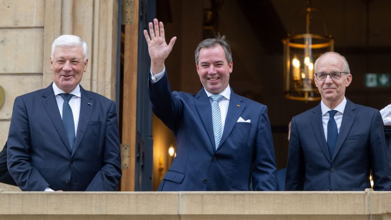 Prinz Guillaume (Mitte), Erbgroßherzog von Luxemburg, winkt nach seiner Ernennung zum «Lieutenant-Représentant» (Ehrenleutenant) neben Luc Frieden (l), Premierminister von Luxemburg, und Jean-Claude Wiseler, Präsident des Abgeordnetenhauses, vom Balkon des Abgeordnetenhauses.