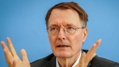 Rote Zahlen in der Pflegeversicherung: Gesundheitsminister Karl Lauterbach (SPD) plant Stabilisierungsaktion. (Archivfoto)