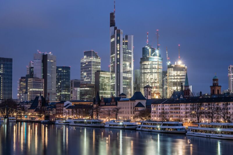 Banken waren am Steuerbetrug mit windigen Aktiendeals beteiligt - der Verein Finanzwende fordert schnellere Aufklärung. (Archivbild)
