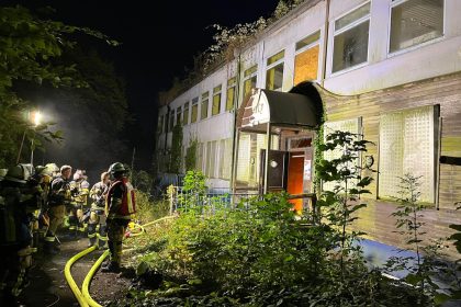 Teenager sitzen bei Brand in leerstehendem Schwimmbad fest