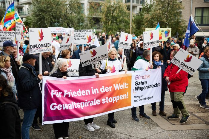 Transparente und Plakate: Bei der Großdemonstration in Berlin forderten viele Teilnehmer, auf Diplomatie und Verhandlungen zu setzen.