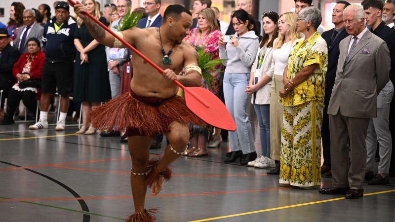 Die schwierige Beziehung zu den indigenen Australiern ist einer der zentralen Punkte der Reise.