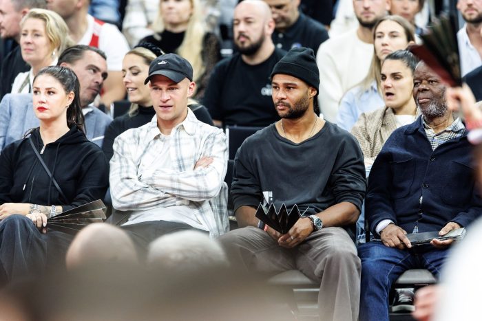 Auch die Fußball-Nationalspieler Joshua Kimmich (links) und Serge Gnaby kamen zum ersten Spiel in den SAP Garden.