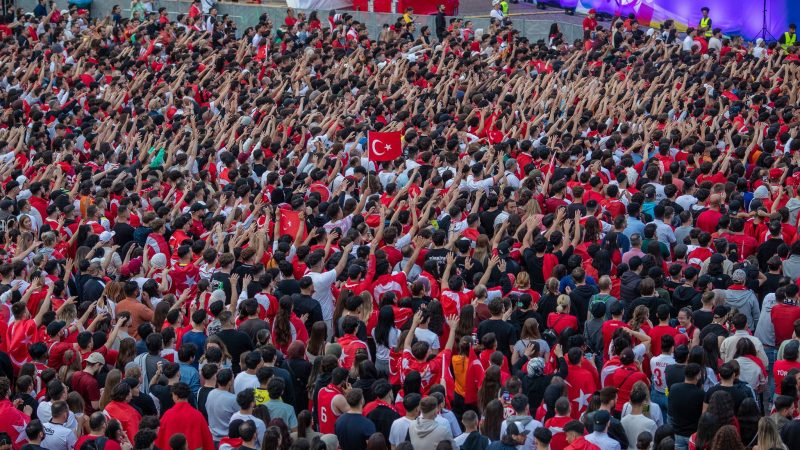 Gegen einen Mann ist Anklage wegen versuchten Mordes erhoben worden, weil er Menschen mit türkischen Fan-Utensilien mit einem Messer verletzt haben soll. (Archivfoto)