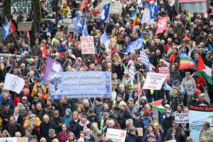 Bei der Demonstration zu dem das Bündnis „Nie wieder Krieg“ aufgerufen hatte, zogen Tausende von Teilnehmern durch Berlin.