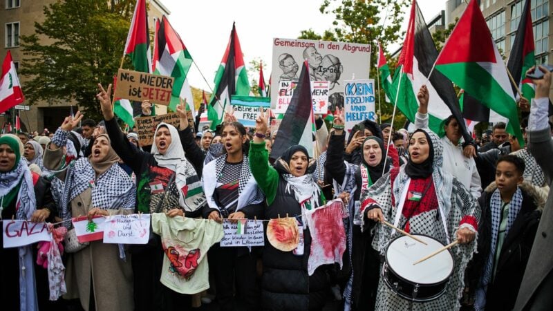 Eine propalästinensische Demonstration findet anlässlich des ersten Jahrestages des Überfalls der Hamas auf Israel auf dem Platz der Luftbrücke statt.