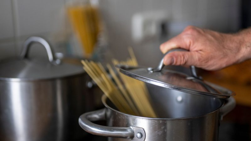 In der Küche der Kita soll sich der Mann unter anderem Nudeln gekocht haben. (Symbolbild)