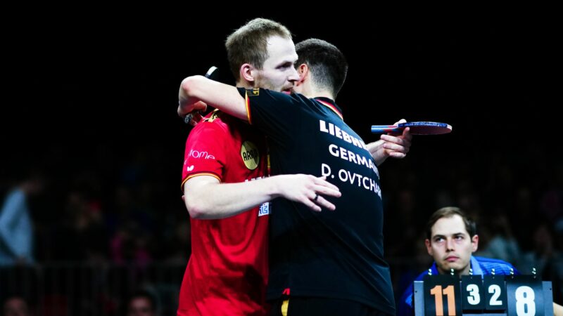 Deutsches Duell bei der Tischtennis-EM: Benedikt Duda (l) schlägt überraschend Dimitrij Ovtcharov.