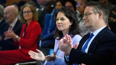 Als Staatsminister im Auswärtigen Amt sitzt Tobias Lindner (Grüne) oft in der ersten Reihe. Was er nach seinem Ausscheiden aus der Berufspolitik beruflich machen will, habe er noch nicht entschieden, sagt er. (Archivfoto)