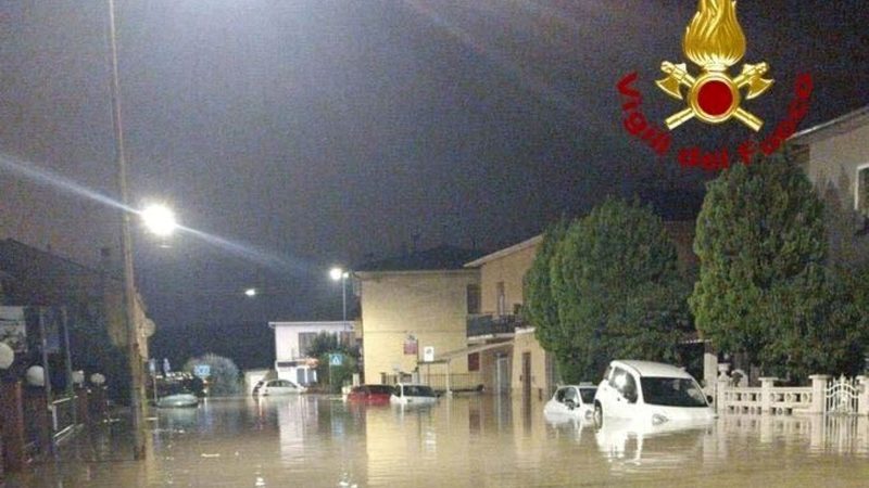 Überflutete Straße in Pisa. In Italien haben neue heftige Regenfälle wieder für erhebliche Schäden und Beeinträchtigungen gesorgt.