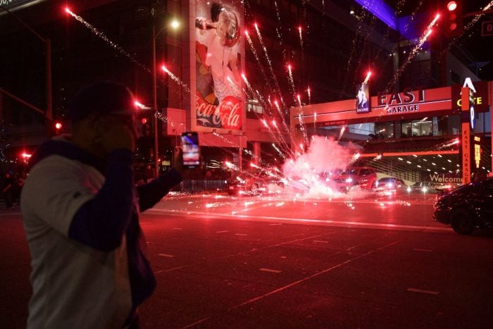 Ein Feuerwerk explodiert in Los Angeles.