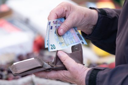 Umfrage: Jeder 3. hat weniger Geld als vor einem Jahr – fast 40 Prozent nutzen Kauf auf Pump