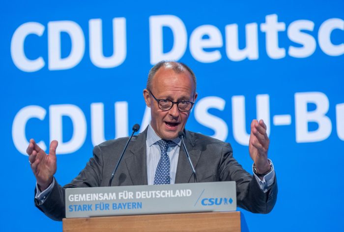 CDU-Vorsitzender Friedrich Merz blickt ernst auf die US-Wahl.