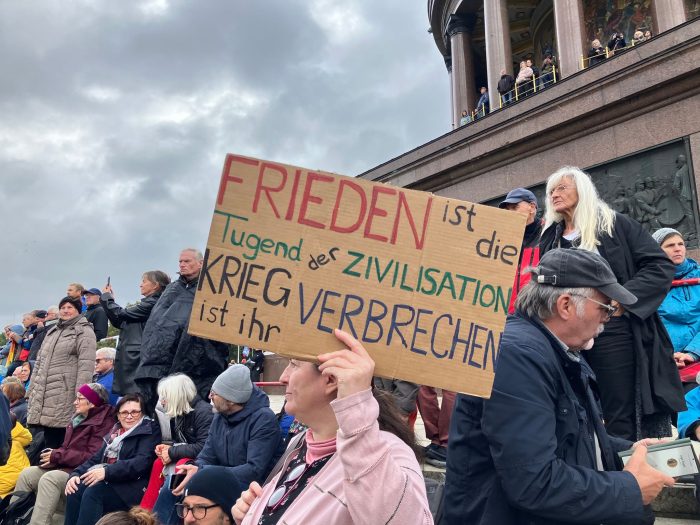 Viele Teilnehmer der Demonstration in Berlin, zu der das Bündnis "Nie wieder Krieg" aufgerufen hatte, hatten ihre eigenen Plakate mitgebracht.