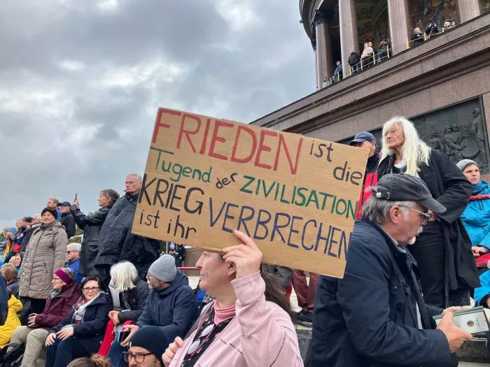 Viele Teilnehmer der Demonstration in Berlin, zu der das Bündnis &quot;Nie wieder Krieg&quot; aufgerufen hatte, hatten ihre eigenen Plakate mitgebracht.