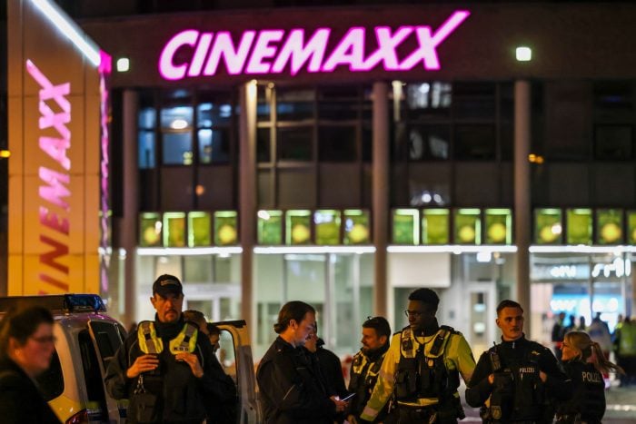 Polizeibeamte stehen vor dem Cinemaxx-Kino in der Krefelder Innenstadt.