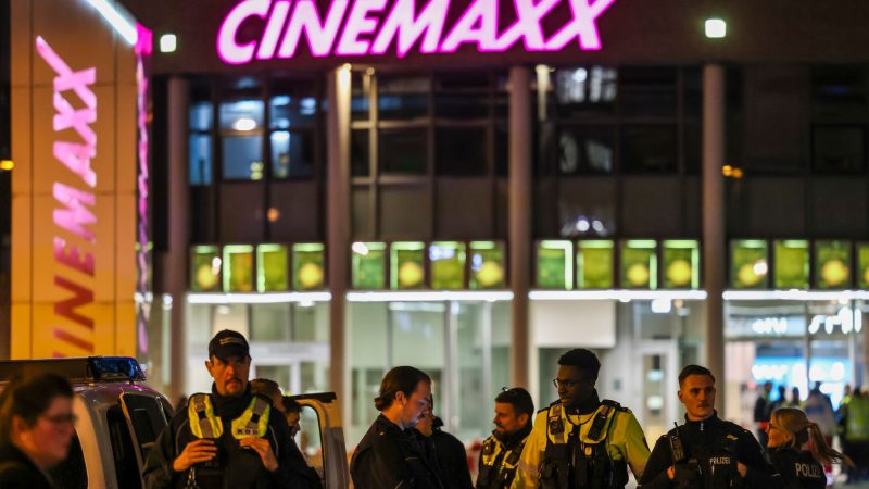 Polizeibeamte stehen vor dem Cinemaxx-Kino in der Krefelder Innenstadt.