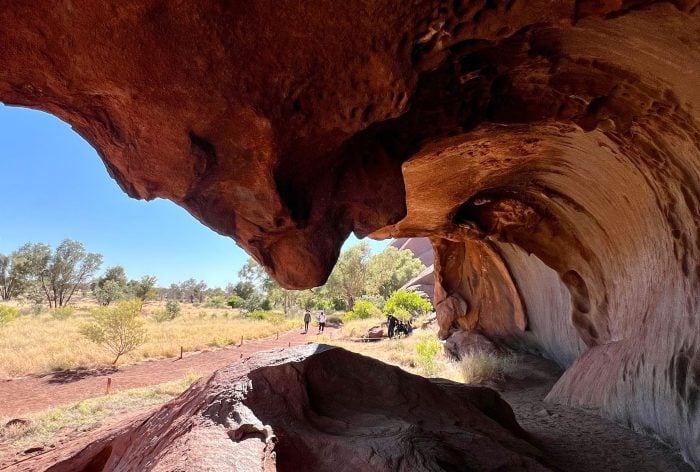 Am Uluru können auch wunderschöne Höhlen bestaunt werden. 