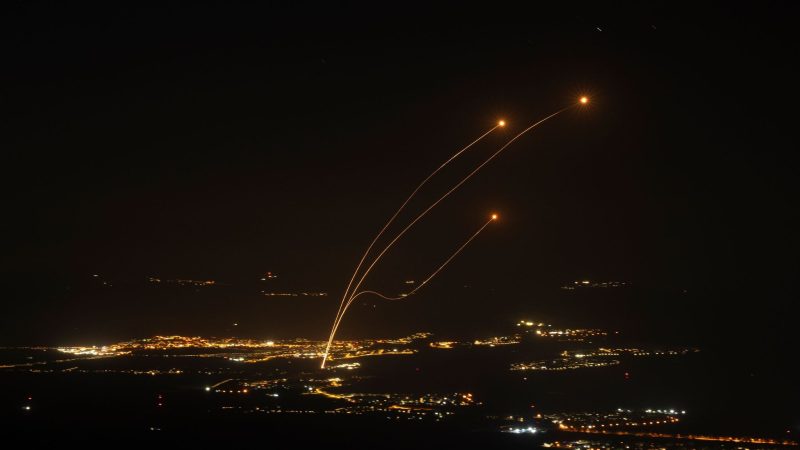 Das israelische Luftabwehrsystem Iron Dome feuert, um Raketen aus dem Libanon abzufangen.