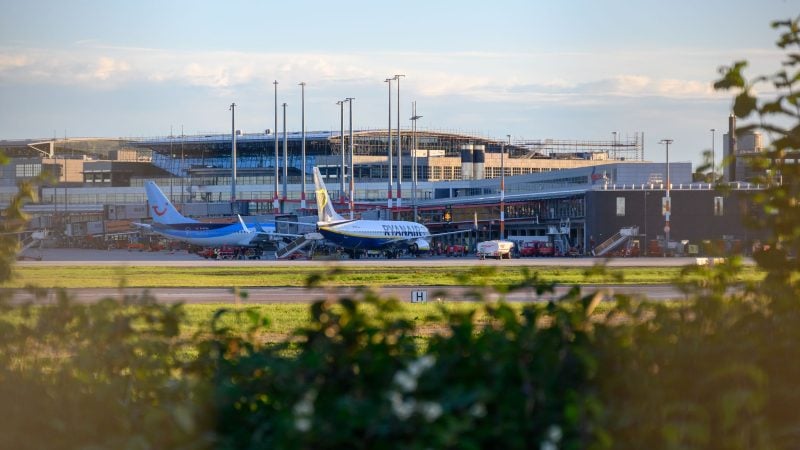 Zwei Flugzeuge stehen vor einem Terminal des Hamburger Flughafens.