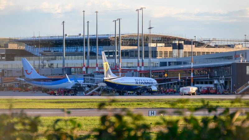 Zwei Flugzeuge stehen vor einem Terminal des Hamburger Flughafens.