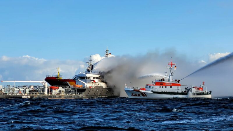 Seenotretter Arkona löscht Brand auf Küstentanker in der Mecklenburger Bucht