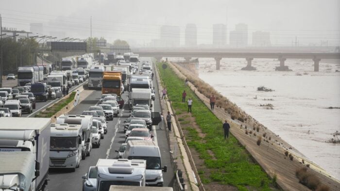 Viele Menschen wollen ihre Fahrzeuge nicht verlassen.