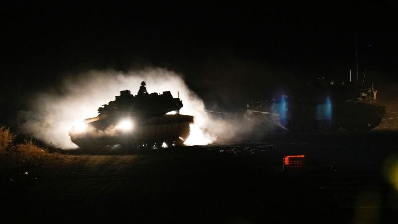 Ein israelischer Panzer manövriert im Norden Israels nahe der israelisch-libanesischen Grenze. Mit einer in der Nacht gestarteten Bodenoffensive Israels gegen die Hisbollah-Miliz im Libanon hat die Lage in Nahost eine neue Eskalationsstufe erreicht.