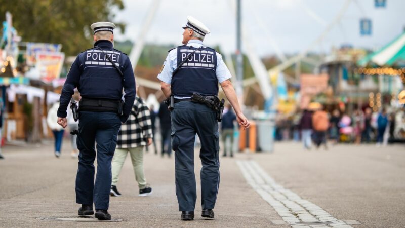 Hunderte Polizeibeamte sichern das Volksfest.