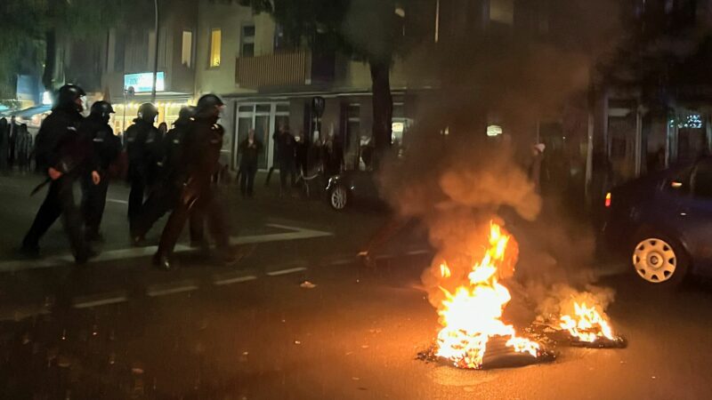 Autoreifen brannten: In der Nacht kam es in Berlin-Neukölln zu Ausschreitungen.