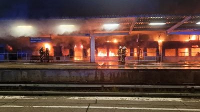 Brennender Zug in Berliner Bahnhof gelöscht – Waggons brannten völlig aus