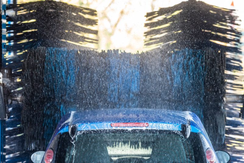 Der Fahrer fordert vom Waschanlagen-Betreiber mehr als 3.200 Euro Schadenersatz.