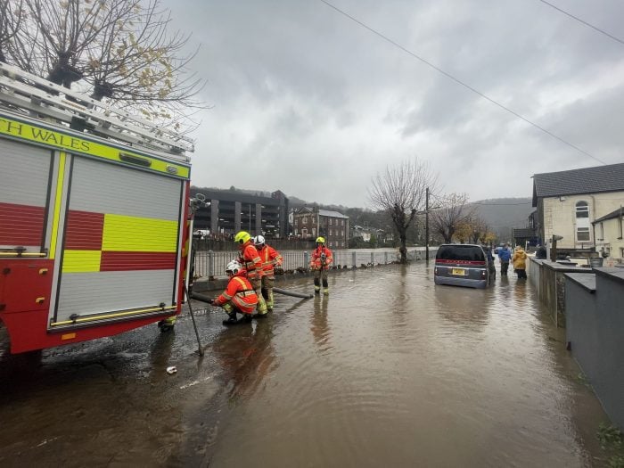 Mancherorts standen ganze Straßenzüge unter Wasser, Hunderte Häuser wurden beschädigt.