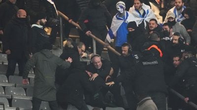 In der ersten Halbzeit kommt es zu Rangeleien im Stadion.