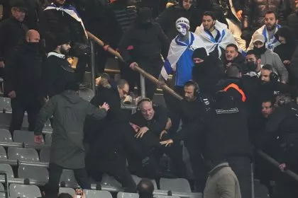 Trotz großen Sicherheitsvorkehrungen: Zusammenstöße bei Hochrisikospiel in Paris