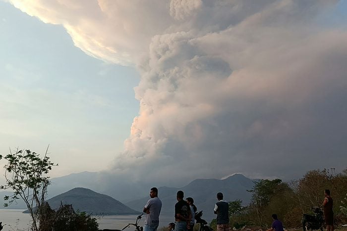 Über dem Vulkan liegt eine riesige Aschewolke in der Luft.