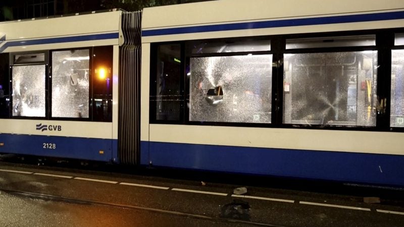 Erneut haben junge Männer in der niederländischen Hauptstadt randaliert. Eine Straßenbahn ging in Flammen auf.