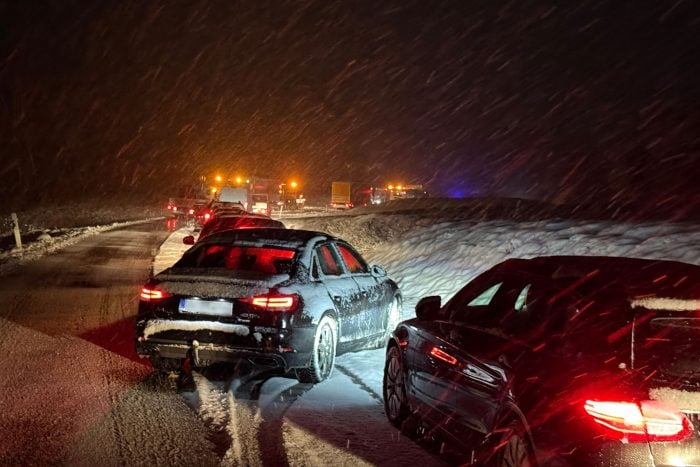 Autos stauen sich im Schneetreiben und Glätte im Landkreis Biberach.