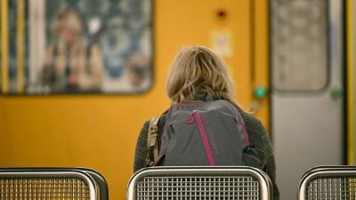 Die Berliner Grünen wollen die Sicherheit für weibliche Fahrgäste verbessern und schlagen spezielle Frauenabteile in der U-Bahn vor. (Archivbild)